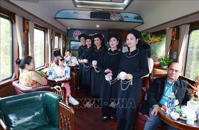 Biểu diễn hát Then trên chuyến tàu.