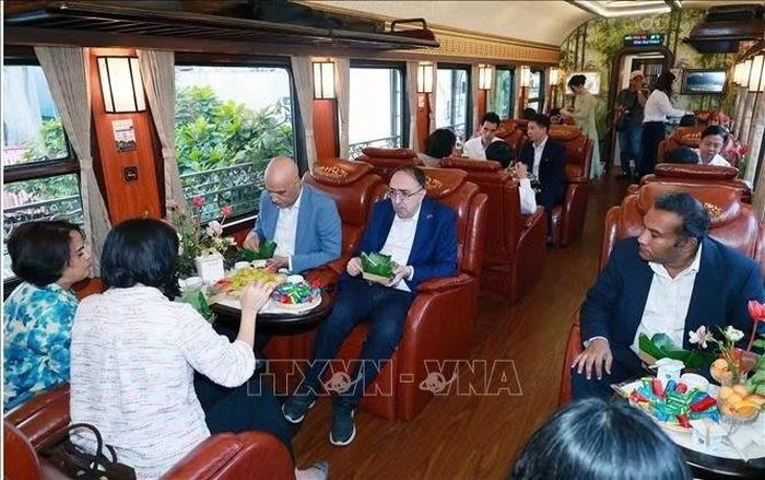 Chuyến tàu Di sản vận hành mỗi ngày 2 chuyến, xuất phát từ ga Hà Nội lúc 6 giờ 20 phút và từ Thái Nguyên về Hà Nội lúc 17 giờ 10 phút hàng ngày.