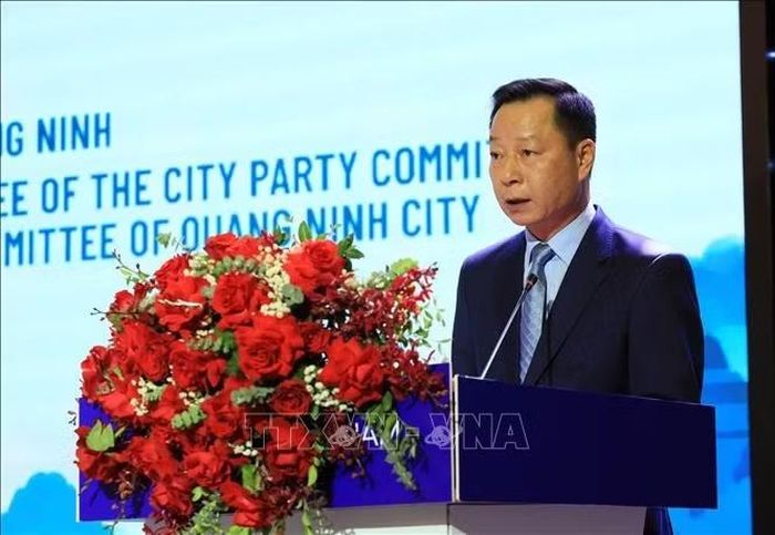 Ông Lê Văn Ánh, Phó Chủ tịch UBND thành phố Quảng Ninh phát biểu tại hội nghị.