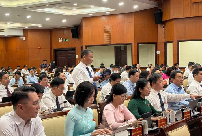 Các đại biểu đóng góp ý kiến tại hội trường sáng 30/10.