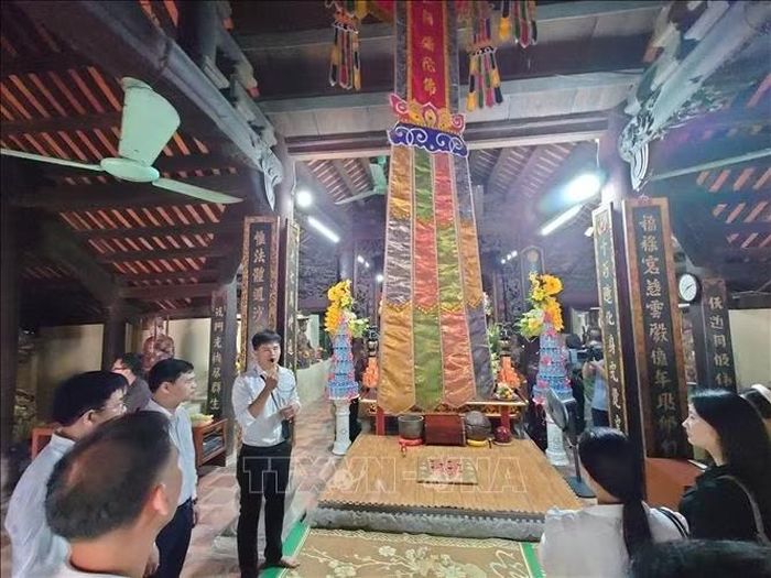 Đoàn khảo sát tìm hiểu các giá trị lịch sử, văn hóa của Di tích quốc gia đặc biệt chùa Bối Khê (Xã Tam Hưng).