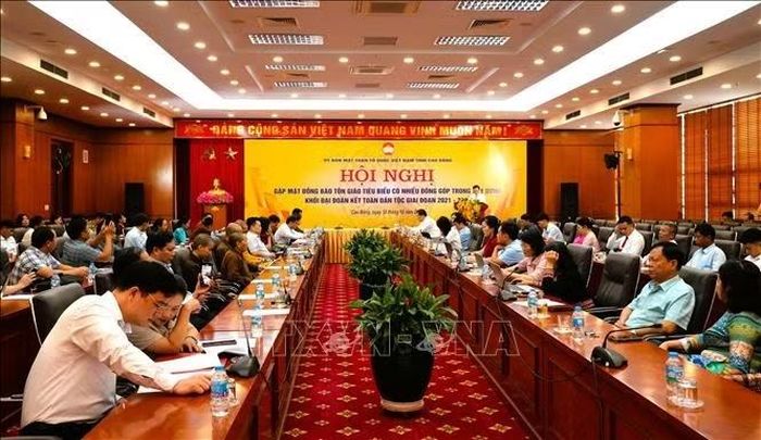 Quang cảnh hội nghị biểu dương đồng bào các tôn giáo tiêu biểu.