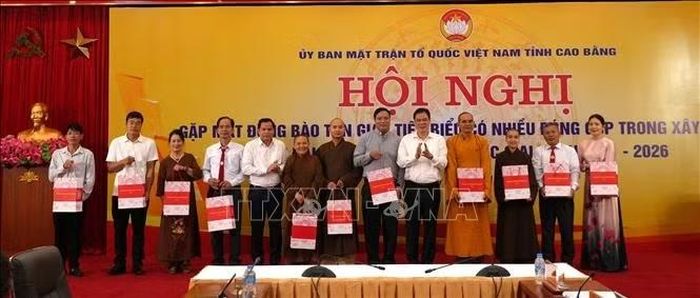 Lãnh đạo tỉnh Cao Bằng tặng quà biểu dương đồng bào các tôn giáo tiêu biểu.