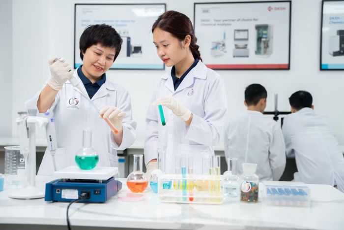 PGS.TS Ngô Thị Thúy Hường, Trưởng nhóm Nghiên cứu Hóa môi trường và Độc học Sinh thái, Đại học Phenikaa hướng dẫn sinh viên nghiên cứu khoa học. Ảnh: LV