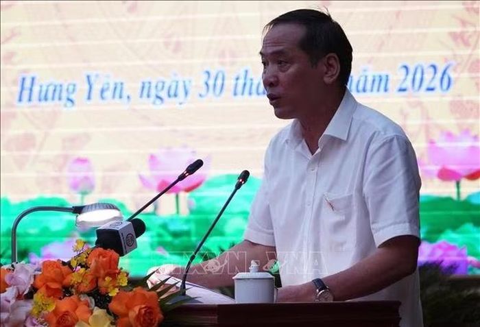 Giám đốc Sở Tài chính tỉnh Hưng Yên Nguyễn Đức Tải trình bày báo cáo tờ trình và dự thảo nghị quyết tại kỳ họp. Ảnh: Nguyễn Công Hải/TTXVN