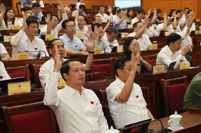 Các đại biểu HĐND tỉnh Hưng Yên biểu quyết thông qua nghị quyết kỳ họp. Ảnh: Nguyễn Công Hải/TTXVN