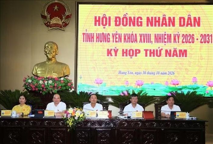Đoàn Chủ toạ điều hành kỳ họp thứ 5 HĐND tỉnh Hưng Yên Khoá XVIII. Ảnh: Nguyễn Công Hải/TTXVN