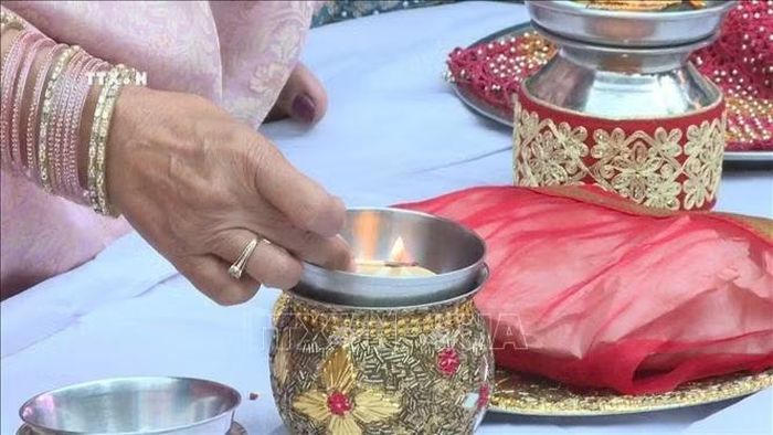 Thắp nến cũng là nghi thức không thể thiếu trong lễ Karwa Chauth. Ảnh: Vũ Hà/PV TTXVN tại Ấn Độ