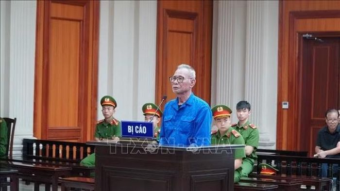 Bị cáo Dương Văn Toàn nghe Tòa án nhân dân thành phố Quảng Ninh tuyên phạt 19 năm tù về tội “Lừa đảo chiếm đoạt tài sản” sau 17 năm lẩn trốn lệnh truy nã.
