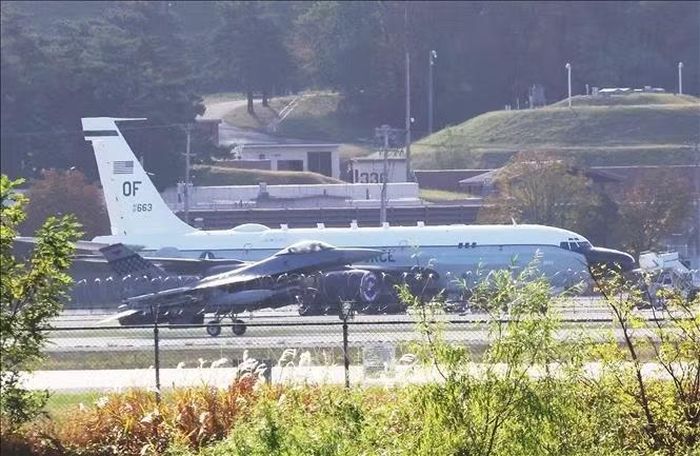 Máy bay chiến đấu F-16 và máy bay trinh sát RC-135S tại căn cứ không quân Osan ở thành phố Pyeongtaek, phía Nam thủ đô Seoul (Hàn Quốc), ngày 26/10/2026, sau khi Hàn Quốc và Mỹ bắt đầu cuộc tập trận không quân chung Freedom Flag. Ảnh: Yonhap/TTXVN phát