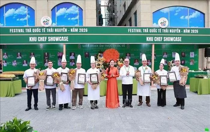 Ban tổ chức vinh danh các nghệ nhân tại liên hoan.
