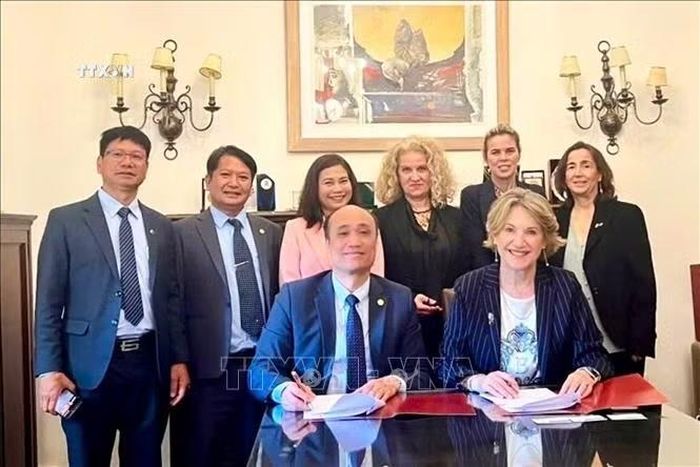 Việc kết nối hợp tác với Hy Lạp là một trong những nội dung hợp tác quốc tế mà Đại học Luật Hà Nội đang triển khai, đặc biệt hợp tác trong lĩnh vực đào tạo sinh viên, cán bộ về luật quốc tế, luật hàng hải.Ảnh: ĐSQ Việt Nam tại Hy Lạp cung cấp, TTXVN phát