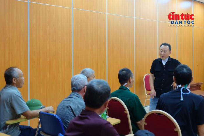 Anh Trần Tiến Hải không quản ngại đường xá xa xôi đi hơn 20 cây số mỗi ngày thứ năm cuối cùng của tháng để truyền đạt kinh nghiệm.