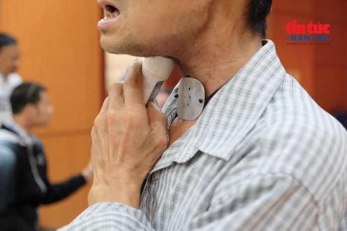 Một học viên đang luyện nói bằng mic điện tử.
