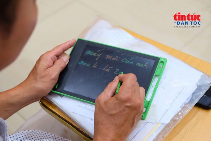 Vốn phải giao tiếp bằng cách viết ra bảng những gì mình nghĩ, hy vọng đã trở lại đã mở ra với người học viên này khi được tiếp cận với kỹ thuật học nói bằng thực quản.