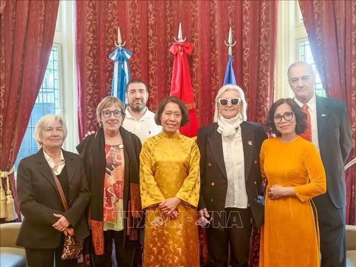 Đại sứ Ngô Minh Nguyệt (thứ 4, phải sang) và đại diện Viện Văn hóa Argentina - Việt Nam (ICAV). Ảnh: Thanh Tùng/PV TTXVN tại Argentina