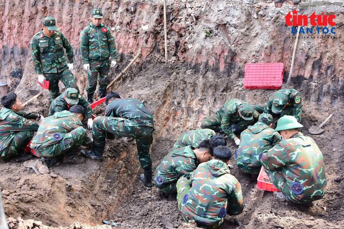 Lực lượng tìm kiếm, quy tập hài cốt liệt sĩ tại Khu B, Công viên Lê Thị Riêng, TP Hồ Chí Minh.