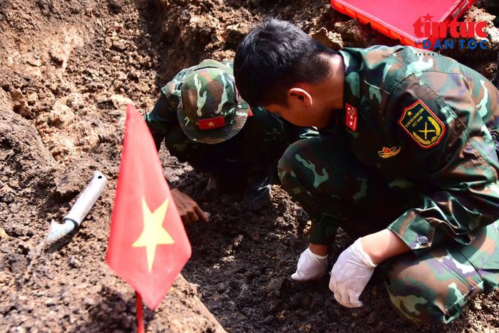 Cán bộ, chiến sĩ Đội Quy tập hài cốt liệt sĩ thuộc Bộ Tư lệnh TP Hồ Chí Minh thực hiện nhiệm vụ tại Công viên Lê Thị Riêng.