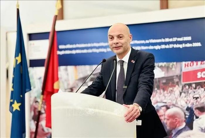 Đại sứ Pháp tại Việt Nam Didier Le Bret phát biểu với phóng viên báo chí về tiềm năng phát triển của Việt Nam cũng như các định hướng hợp tác trọng tâm giữa hai nước trong thời gian tới. Ảnh: Việt Đức/TTXVN