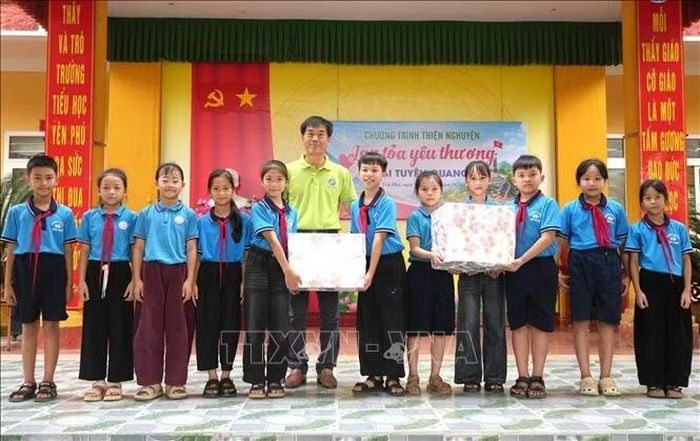 Đại diện Tổ chức Global Friend Hàn Quốc trao quà cho học sinh Trường Tiểu học Yên Phú, xã Yên Phú (Tuyên Quang).