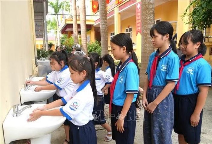 Học sinh Trường Tiểu học Yên Phú sử dụng nước tại khu vực rửa tay của nhà trường.