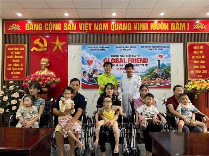 Đại diện Tổ chức Global Friend và lãnh đạo Bệnh viện Phục hồi chức năng Hương Sen cùng các cháu được nhận xe lăn.