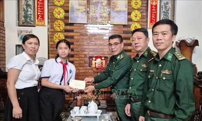 Trao hỗ trợ cho các cháu là con của liệt sĩ thuộc lực lượng Bộ đội Biên phòng tỉnh Quảng Trị.