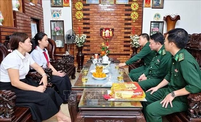 Lãnh đạo Ban Chỉ huy Bộ đội Biên phòng tỉnh Quảng Trị đến thăm hỏi, động viên gia đình liệt sĩ.