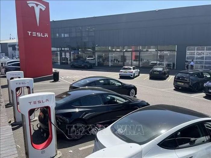 Xe điện cao cấp xếp hàng chờ sạc tại trạm sạc Tesla Supercharger ở London. Ảnh: Hương Giang/TTXVN
