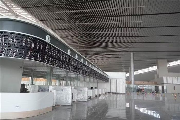 Quầy làm thủ tục đã được lắp đặt hoàn chỉnh tại nhà ga hành khách sân bay Long Thành. Ảnh: Công Phong/TTXVN