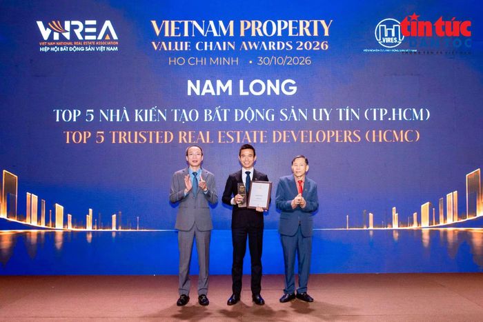 Ban tổ chức vinh danh các doanh nghiệp bất động sản tiêu biểu tại diễn đàn.
