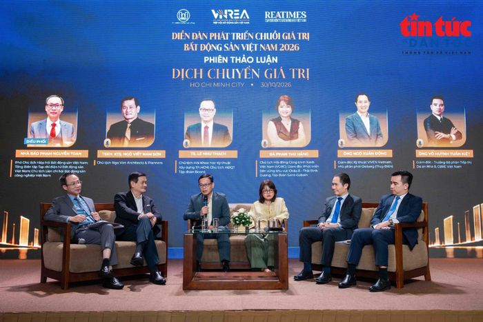 Các diễn giả thảo luận tại Diễn đàn Phát triển chuỗi giá trị bất động sản Việt Nam năm 2026 với chủ đề “Dịch chuyển giá trị”.