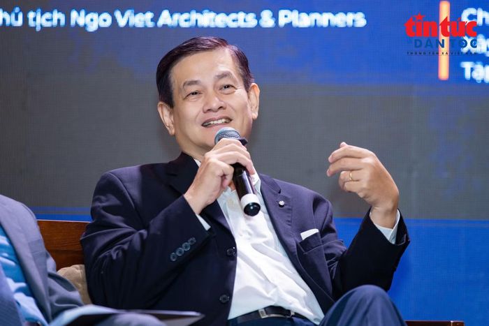 Kiến trúc sư Ngô Viết Nam Sơn, chuyên gia quy hoạch và kiến trúc, tại diễn đàn.