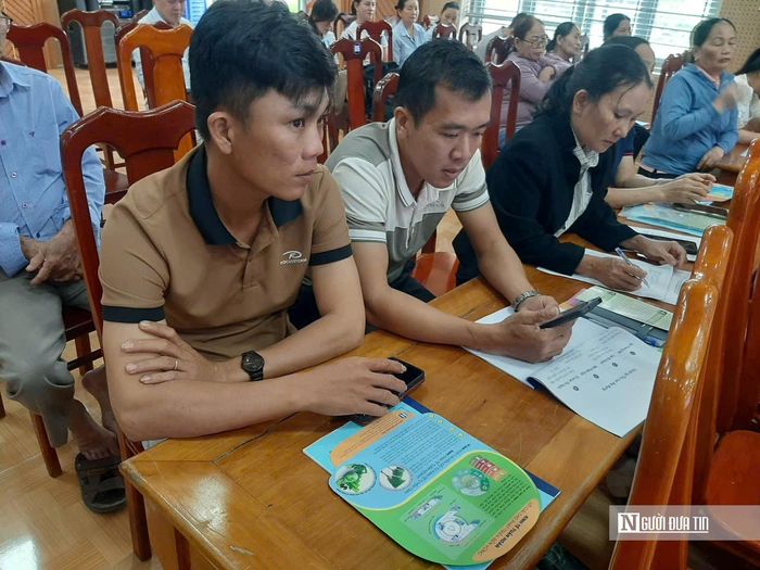Người dân xã Sơn Cẩm Hà tham dự buổi tuyên truyền Luật Tư pháp người chưa thành niên và Luật Tiếp cận thông tin.