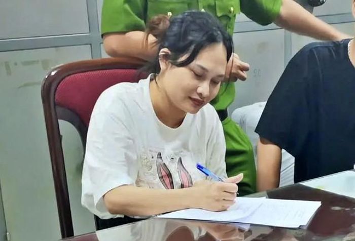  Ngô Thị Thêu tại thời điểm bị bắt đưa về nước hồi tháng 5/2025 (Ảnh: Bộ Công an). 