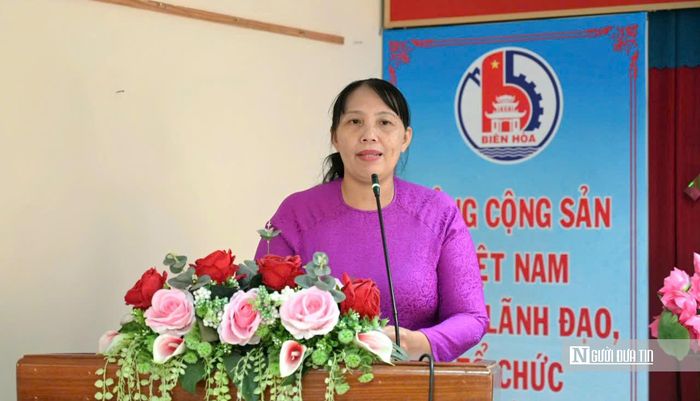 Đồng chí Lê Thị Thái, Thành ủy viên, Phó Bí thư chuyên trách Đảng ủy MTTQ Việt Nam và các đoàn thể Tp.Đồng Nai, chúc mừng các chi bộ được thành lập và các đồng chí được phân công nhiệm vụ tại chi bộ.