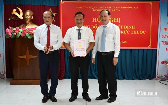 Luật gia Phan Văn Châu, Bí thư Đảng ủy và Đồng chí Lê Quang Y, Phó bí thư Đảng ủy trao quyết định thành lập các chi bộ trực thuộc.