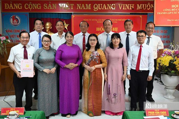Ban Chấp hành các chi bộ trực thuộc chụp ảnh lưu niệm cùng lãnh đạo Đảng ủy Hội Luật gia Tp.Đồng Nai tại hội nghị.