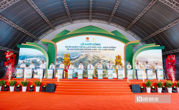 Các đại biểu bấm nút khởi công Dự án Quần thể du lịch sinh thái, nghỉ dưỡng và vui chơi giải trí núi U Bò - hồ Thác Chuối.