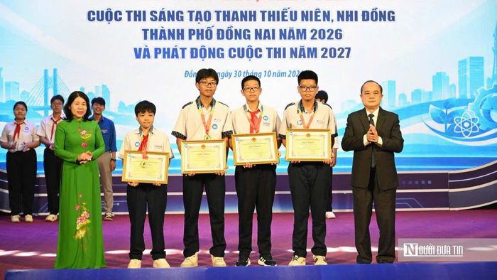 TS. Hoàng Thị Bích Hằng, Chủ tịch Liên hiệp các Hội Khoa học và Kỹ thuật Tp.Đồng Nai và ông Võ Hoàng Khai, Phó Giám đốc Sở Khoa học và Công nghệ, trao giải Nhất cho các nhóm học sinh đạt thành tích xuất sắc tại cuộc thi.
