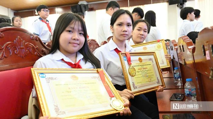 Nhóm tác giả Phan Ngọc Hiếu, Nguyễn Thị Phong Trang và Nguyễn Thị Ngọc Quyên, Trường THCS Long An, giới thiệu giải pháp “Kết nối kính hiển vi và công nghệ số trong nghiên cứu sinh vật đơn bào” đạt giải nhất tại cuộc thi.
