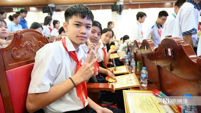 Nhóm tác giả Lê Phan Gia Hân, Nguyễn Ngọc Bảo Hân và Nguyễn Hoàng Thiên, Trường THCS Thanh Sơn, với giải pháp “Thiết bị cảnh báo chống thất lạc đồ vật không phụ thuộc smartphone – OFFLINE SMART ALARM (OSA)” đạt giải Nhất tại cuộc thi.