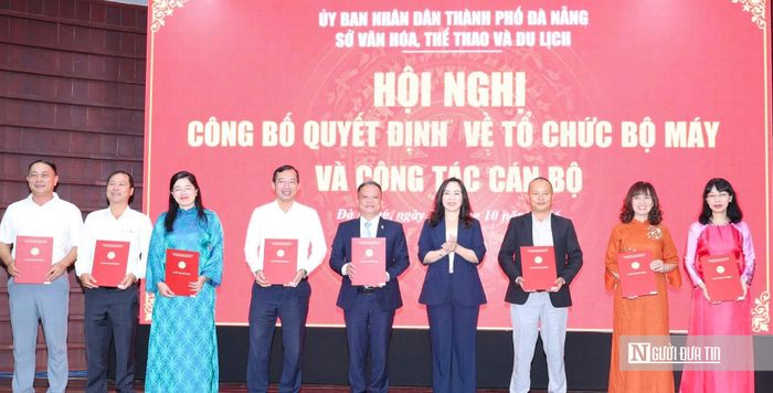 Bà Trương Thị Hồng Hạnh, Giám đốc Sở Văn hóa, Thể thao và Du lịch Đà Nẵng, trao quyết định bổ nhiệm cho cán bộ quản lý Trung tâm Quản lý Di sản và Bảo tàng Đà Nẵng.