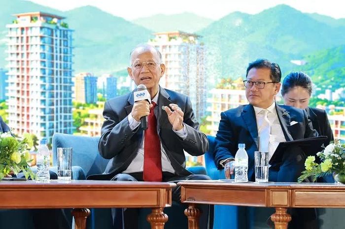 TS Nguyễn Minh Phong trao đổi thông tin.