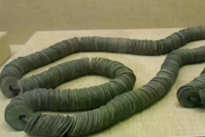 Từ bao đời nay, văn hóa Trung Quốc đã sử dụng cụm từ “mang vạn tiền quanh eo” để tượng trưng cho sự giàu có không tưởng. Ảnh: ifeng.