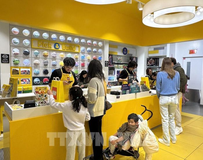 Khách hàng mua sắm tại cửa hàng Lego ở trung tâm mua sắm Pentagon, bang Virginia (Mỹ). Chi tiêu tiêu dùng tiếp tục là một trong những động lực quan trọng của tăng trưởng kinh tế nước này. Ảnh: Đoàn Hùng - P/v TTXVN tại Mỹ
