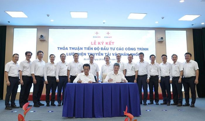 Quyền Tổng giám đốc EVNNPT Hoàng Xuân Khôi và Tổng giám đốc EVNCPC Ngô Tấn Cư ký kết biên bản thỏa thuận tiến độ đầu tư trước sự chứng kiến của Chủ tịch HĐTV cùng lãnh đạo 2 Tổng công ty. Ảnh: Hương Thủy/BNEWS/TTXVN