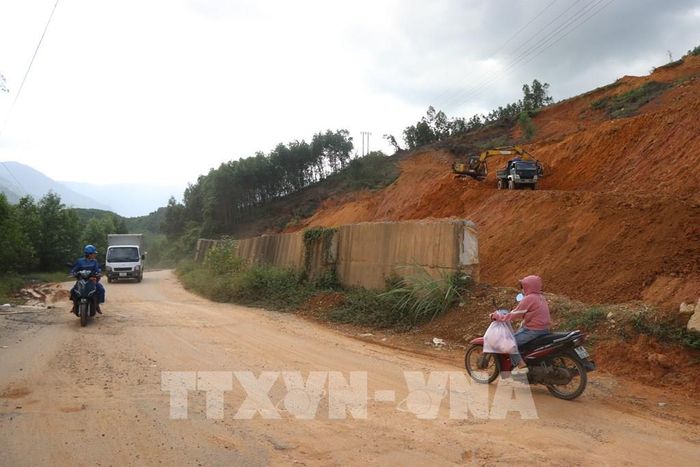 Thi công các hạng mục xử lý sạt lở tại Km34+600-Km34+800 và Km18+150 - Km18+250 thuộc dự án khắc phục bão lụt tuyến tỉnh lộ 14B. Ảnh: Mai Trang - TTXVN