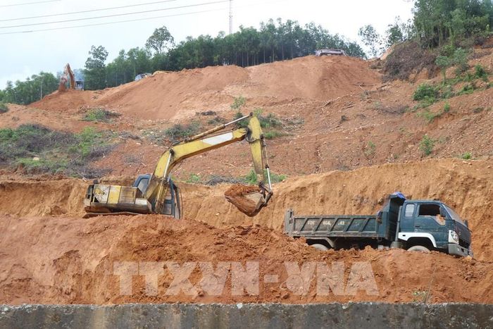 Do ảnh hưởng thời tiết và công tác giải phóng mặt bằng, tiến độ thi công tại điểm sạt lở diễn ra chậm hơn kế hoạch. Ảnh: Mai Trang - TTXVN