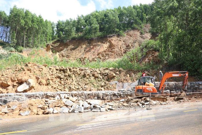 Trong năm 2026, thành phố Huế bố trí 85 tỷ đồng để xử lý 60 điểm sạt lở giao thông trên tỉnh lộ 14B và Quốc lộ 49. Ảnh: Mai Trang - TTXVN